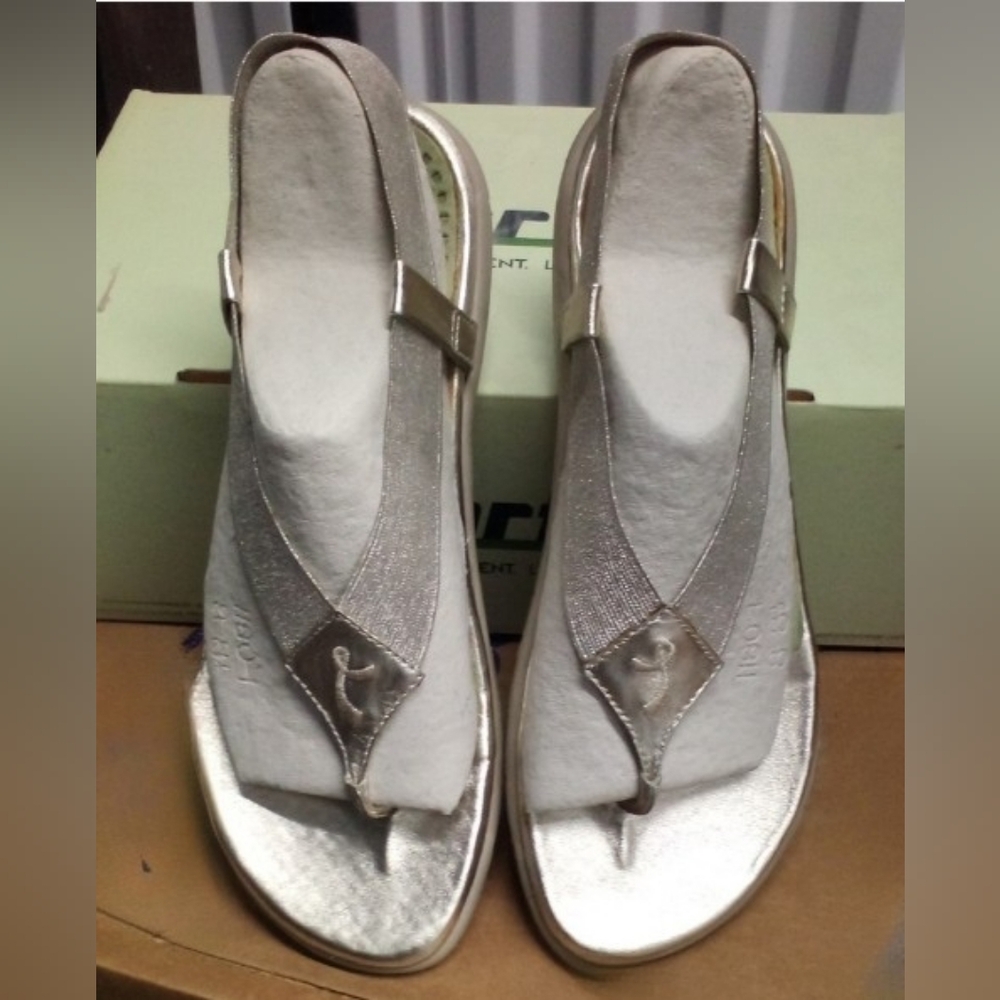 Earth Expanse Metallic Gold Leather Thong Sandals Size 8.5